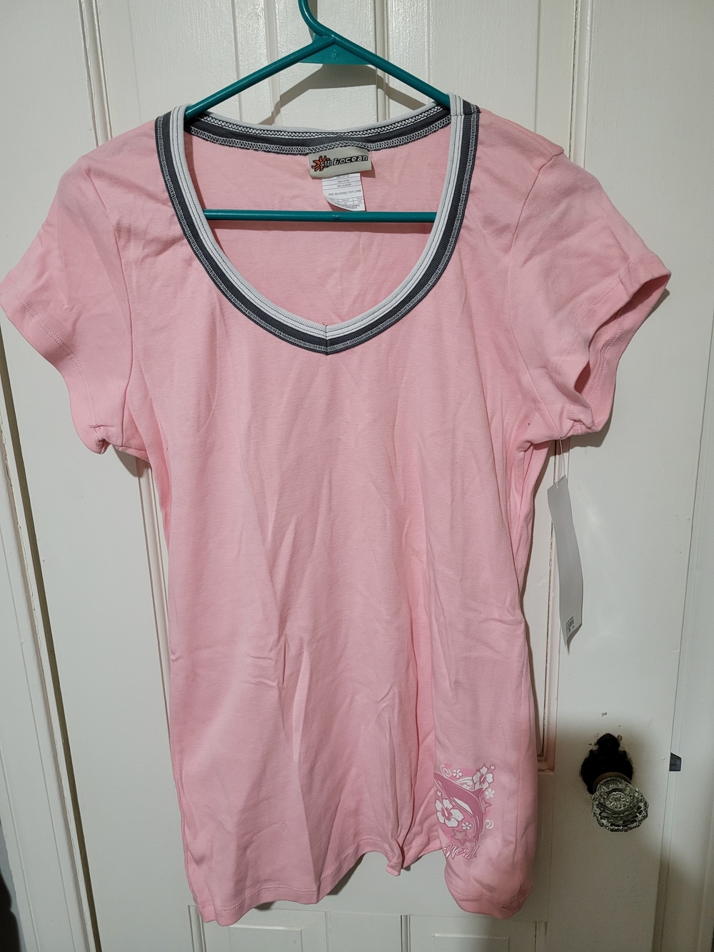 5th & Ocean Pink SeaWorld V-Neck Tee